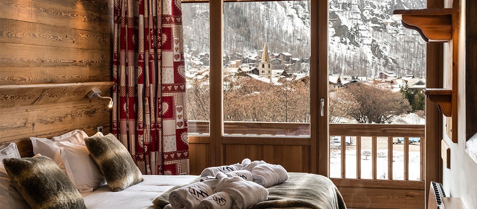wooden cocooning room with snowy Bellegarde view